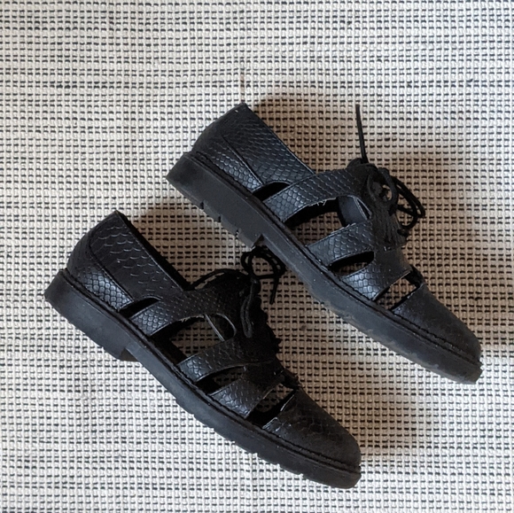 Topshop Black Cutout Oxford Shoes - Picture 4 of 4